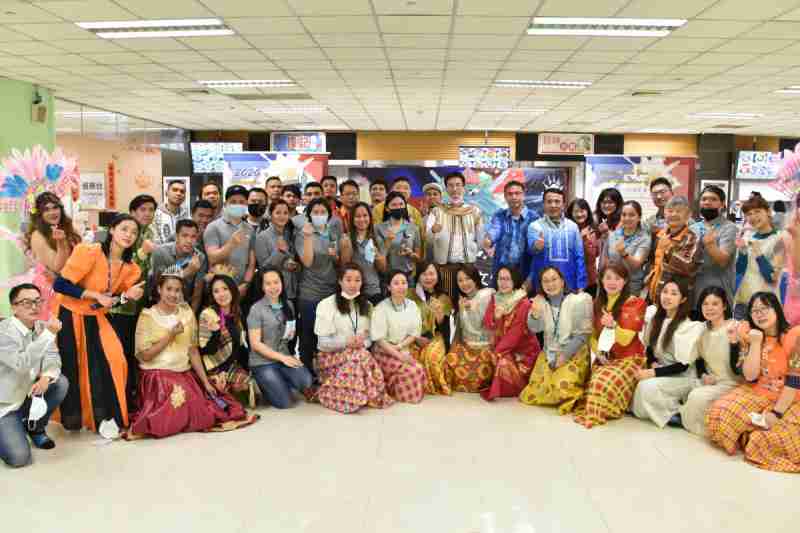 友達推動「安心、、、、創新、、、、用心、、、、同心、、、、盡心」五星職旅，，為菲籍員工打造全方位照護，，，首度贏得「人權實踐與發展領袖獎」殊榮