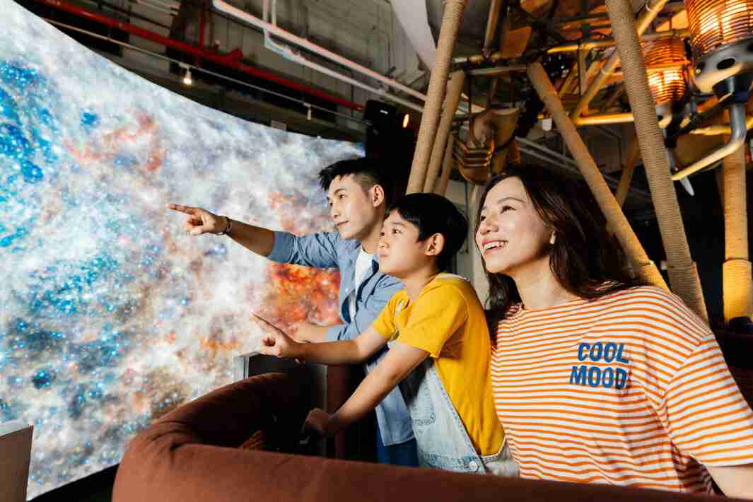 28国际打造全台最大宽6公尺、、、高4公尺、、、、唯一搭载LED弧形拼接显示屏的动感飞行船，，，，让乘客驻足在热气球上，，，，享受身历其境的伪出国旅游乐趣