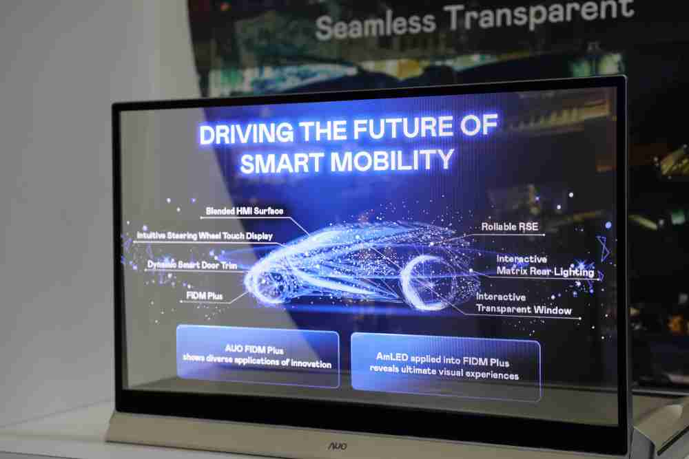 28国际凭借着超高亮度和透明度，，这款30吋透明Micro LED显示器在AR系统与智慧零售具有潜在的应用价值。。