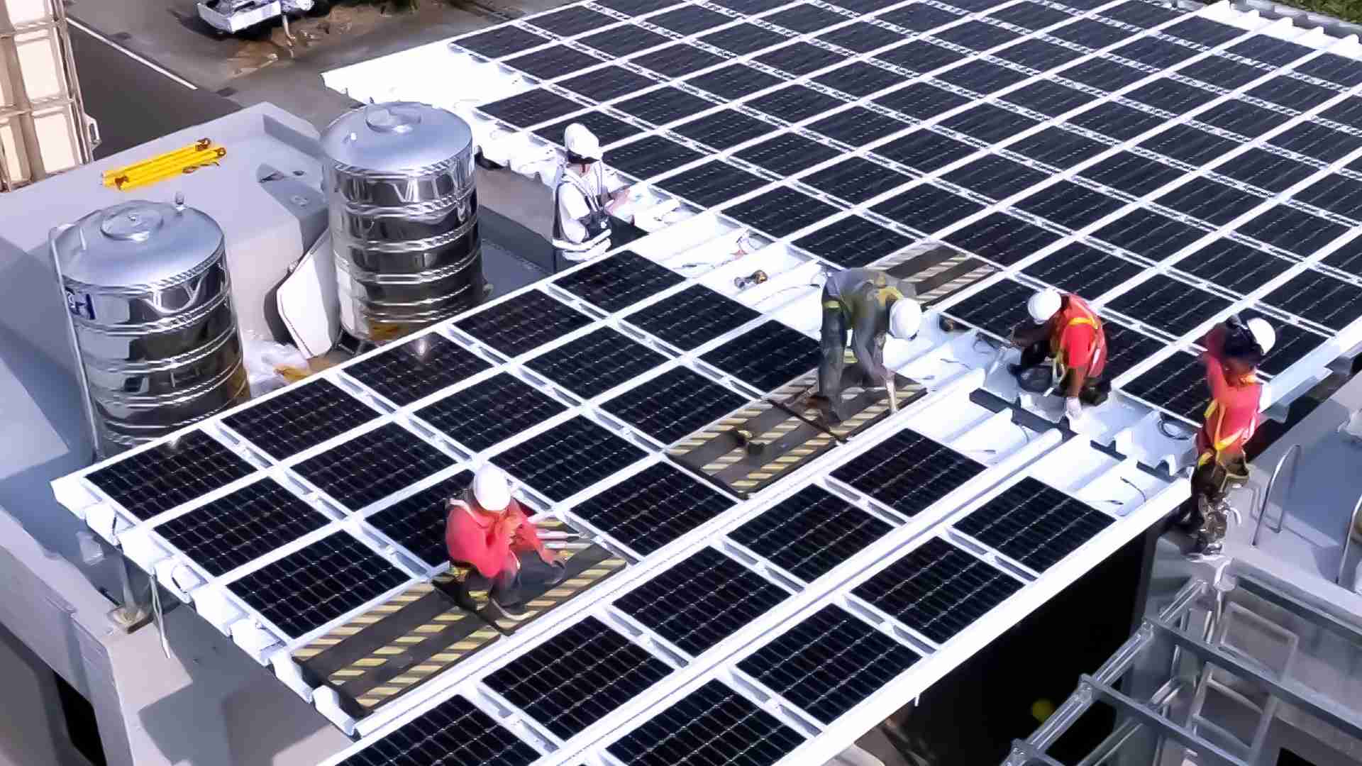 28国际着力于替代能源之技术研发，，，如光电浪板的相关制程、、设备与产品，，，其中所开发之光电整合型浪板，，减少传统金属支架安装，，，，更提升耐候度，，，可广泛运用于多元场域，，并辅助建筑达到净零碳排目标