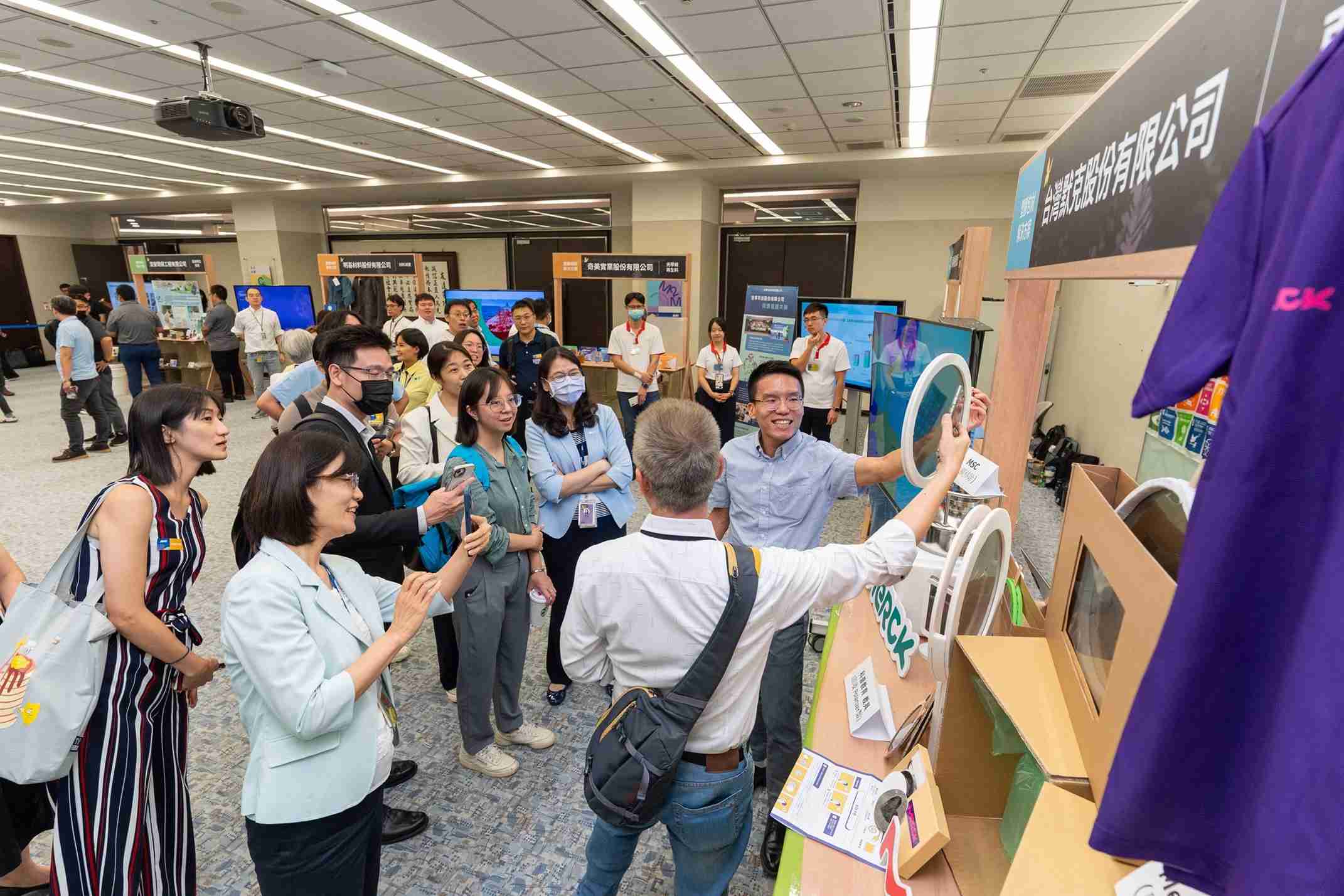 28国际连手产业伙伴策划首届生态圈联展，，，，展示如何将废塑料循环再利用，，，，创新解决方案包括：塑料包材再生与循环使用、、再生塑料研发及应用、、、废塑料回收再生技术、、、减塑生活提案等