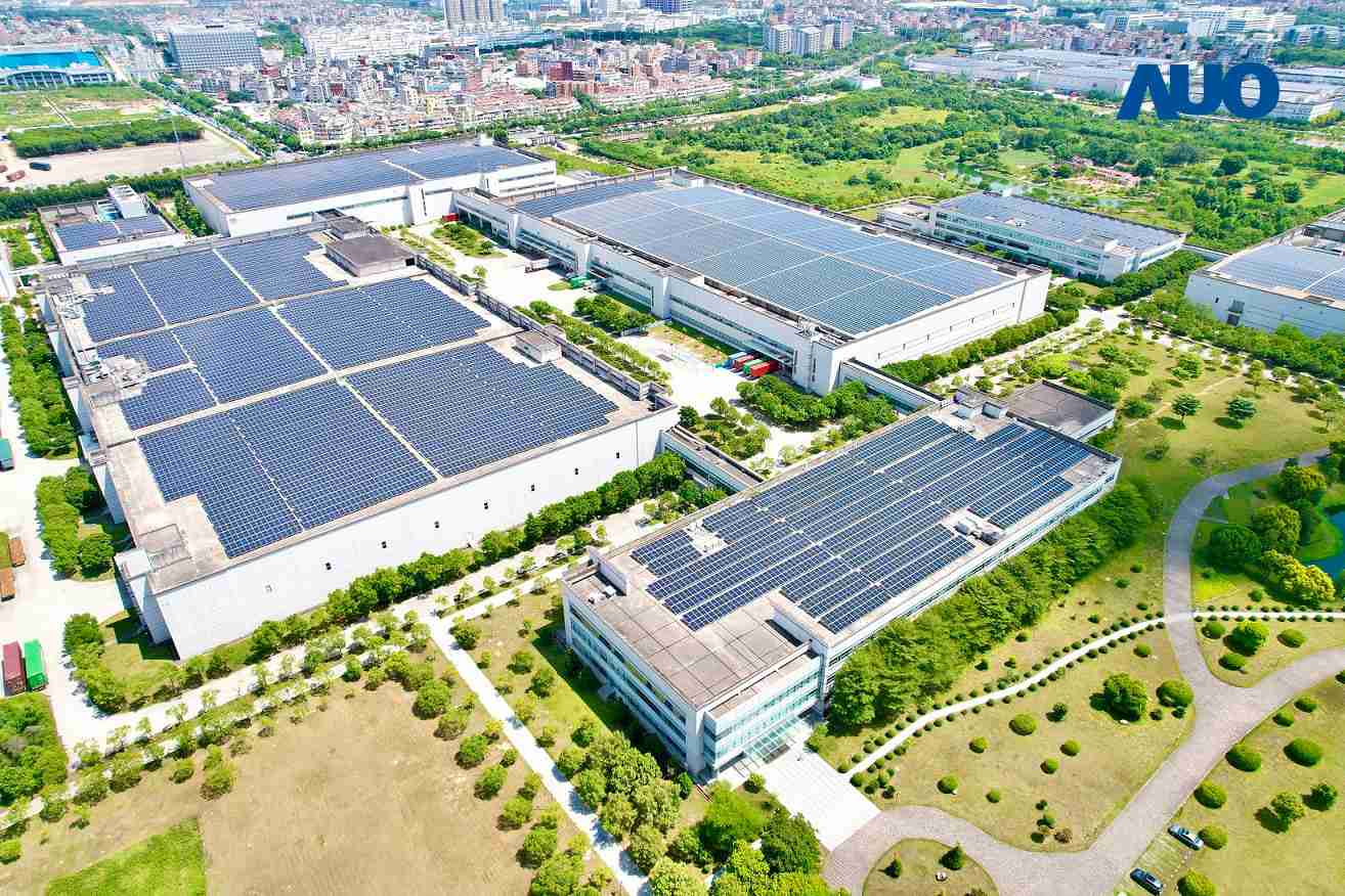28国际厦门推动智能制造同时，，，，透过绿电创能纵深推进绿色转型，，，厂区全屋顶铺设太阳能光伏板，，，，每年太阳能发电 2,600多万度